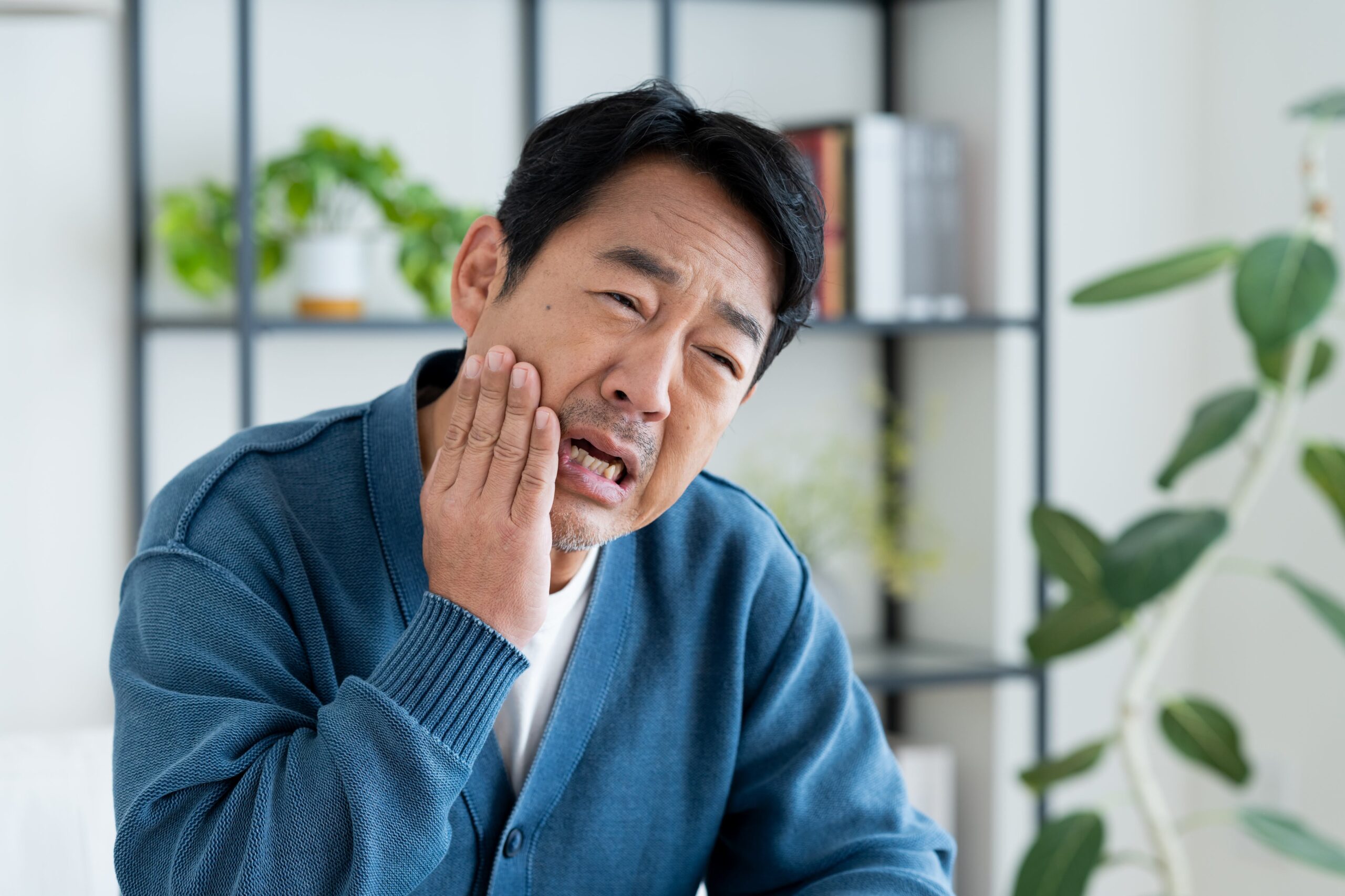 歯が痛い男性